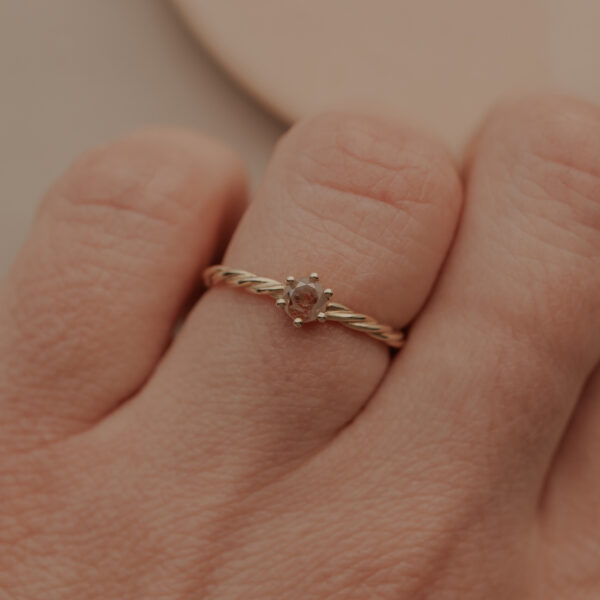 Solitair twist ring met perzik briljant - 14k goud