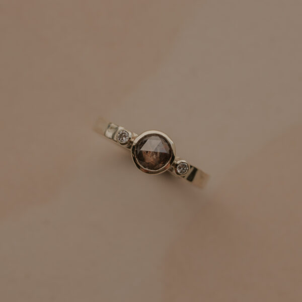 Gehamerde ring met bruine diamant en accent briljanten - 14k goud