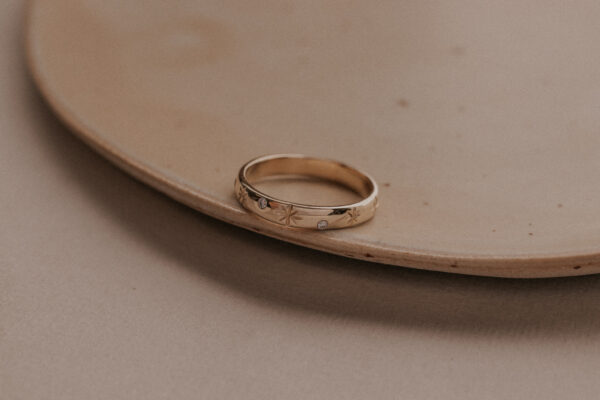 Ring with engraved stars and diamonds