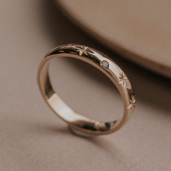 Ring with engraved stars and diamonds resembling the universe