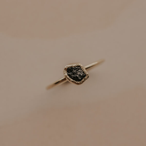 Fijne ring met ruwe diamant - 14k goud