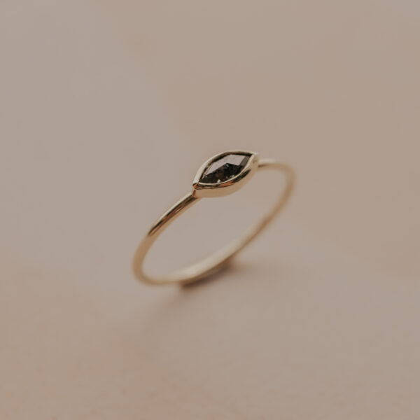 Fijne ring met salt & pepper markies diamant - 14k goud