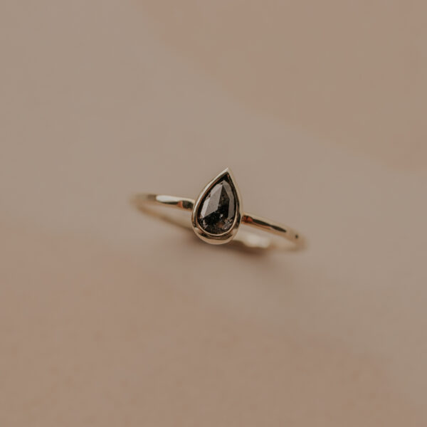Fijne ring met salt & pepper druppel diamant - 14k goud