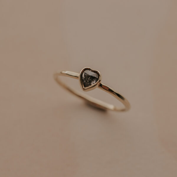 Ring met salt & pepper hart diamant - 14k goud