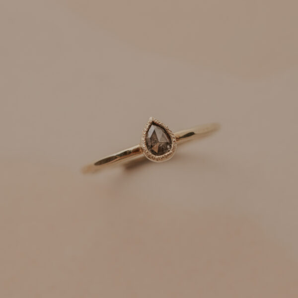 Fijne gehamerde ring met bruin peer diamantje - 14k goud