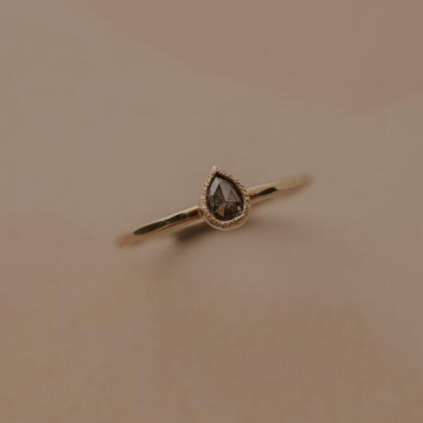 Fijne gehamerde ring met bruin peer diamantje - 14k goud