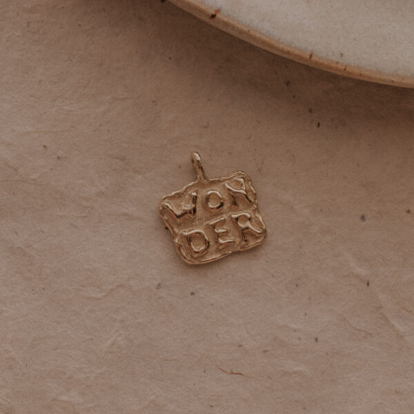 Gouden of zilveren amulet hanger met tekst gemaakt door bobini roots