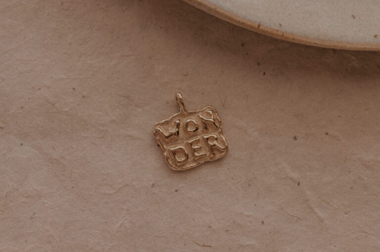 Gouden of zilveren amulet hanger met tekst gemaakt door bobini roots