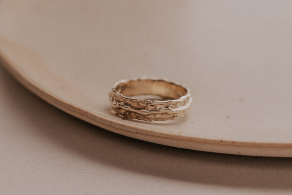 The Willow ring, crafted in shimmering gold, has a sturdy form and holds elegance at the same time, while it displays imperfections in harmony
