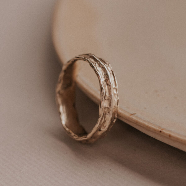 The Willow ring, crafted in shimmering gold, has a sturdy form and holds elegance at the same time, while it displays imperfections in harmony