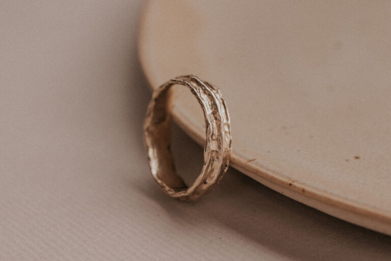 The Willow ring, crafted in shimmering gold, has a sturdy form and holds elegance at the same time, while it displays imperfections in harmony