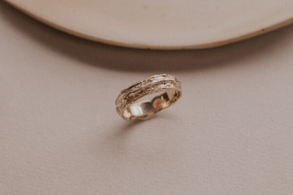 The Willow ring, crafted in shimmering gold, has a sturdy form and holds elegance at the same time, while it displays imperfections in harmony