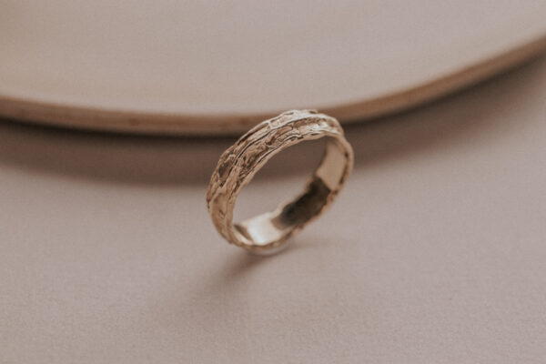 The Willow ring, crafted in shimmering gold, has a sturdy form and holds elegance at the same time, while it displays imperfections in harmony