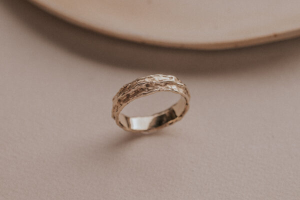 The Willow ring, crafted in shimmering gold, has a sturdy form and holds elegance at the same time, while it displays imperfections in harmony
