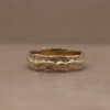 brede gesmolten geelgouden ring met golfje