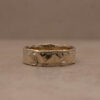 brede gouden ring met gesmolten structuur