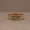organische brede gouden ring met gesmolten structuur