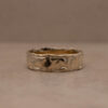 organische brede gouden ring met gesmolten structuur
