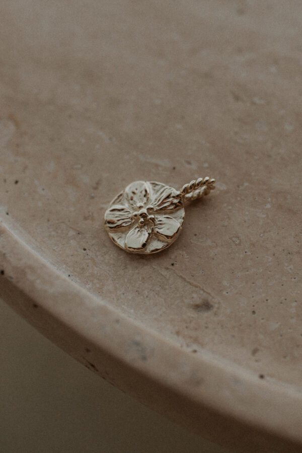 Necklace charm in 14k gold with text 'forget-me-not'