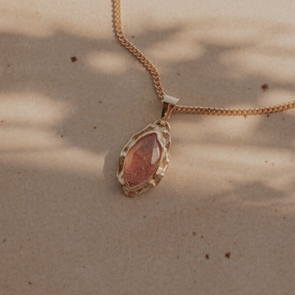 Molten aardbei kwarts bedel - 14k goud