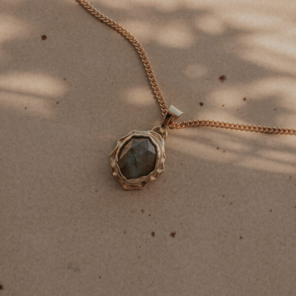 Molten labradoriet bedel - 14k goud