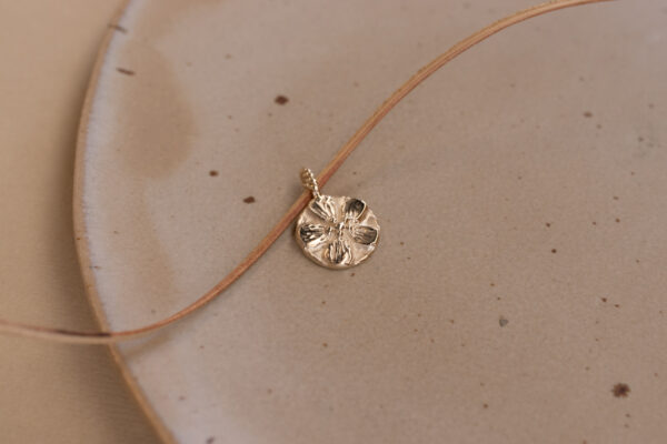Necklace charm with forget-me-not flower in 14k gold