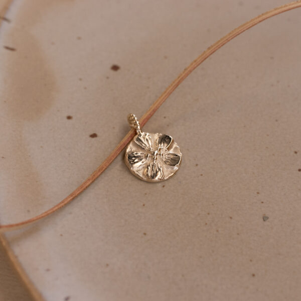 Necklace charm with forget-me-not flower in 14k gold