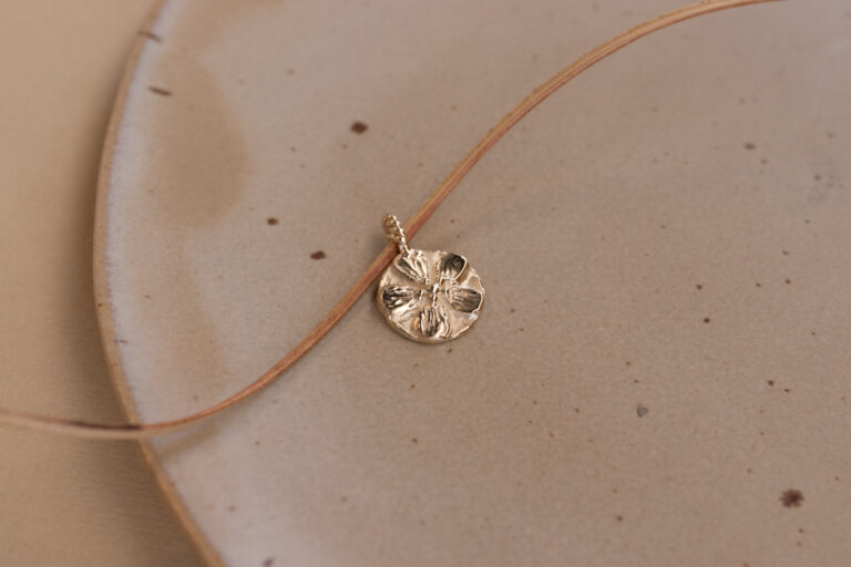 Necklace charm with forget-me-not flower in 14k gold