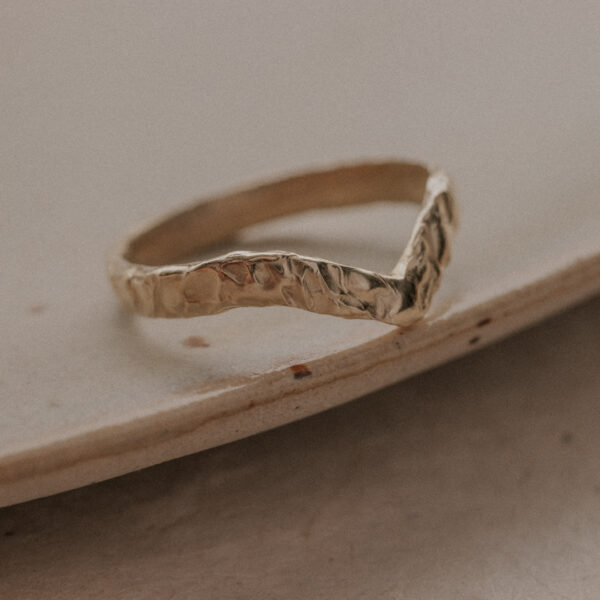 Wide Molten Arrow Ring – 9k & 14k Gold
