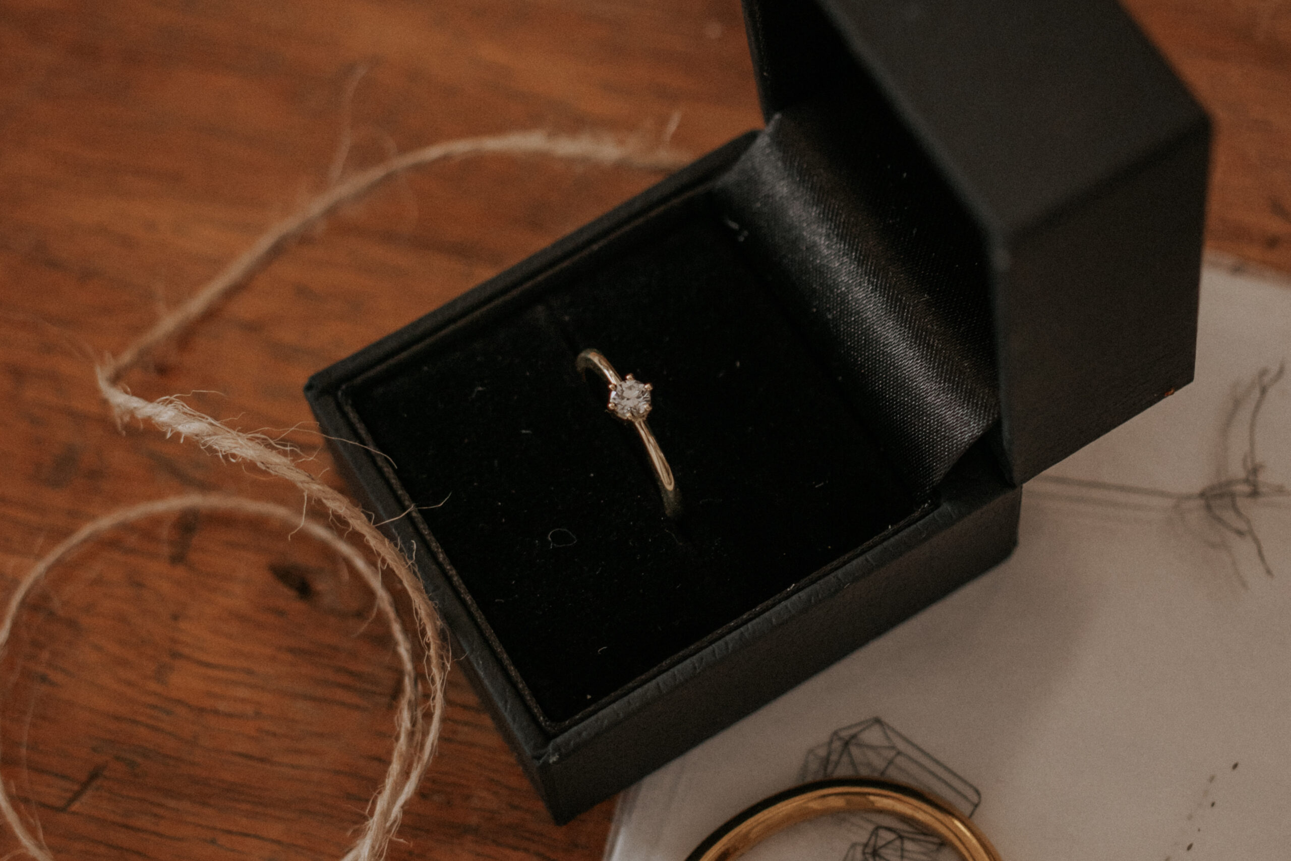 verlovingsring met diamant in een zwart ringendoosje