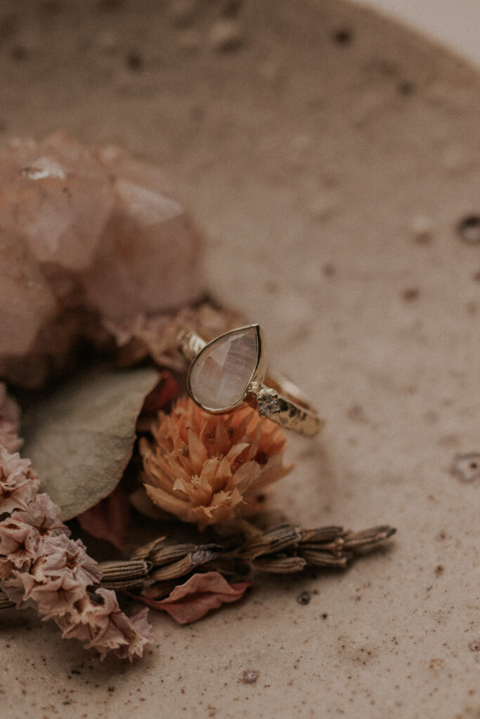 Ring met bijzondere maandsteen