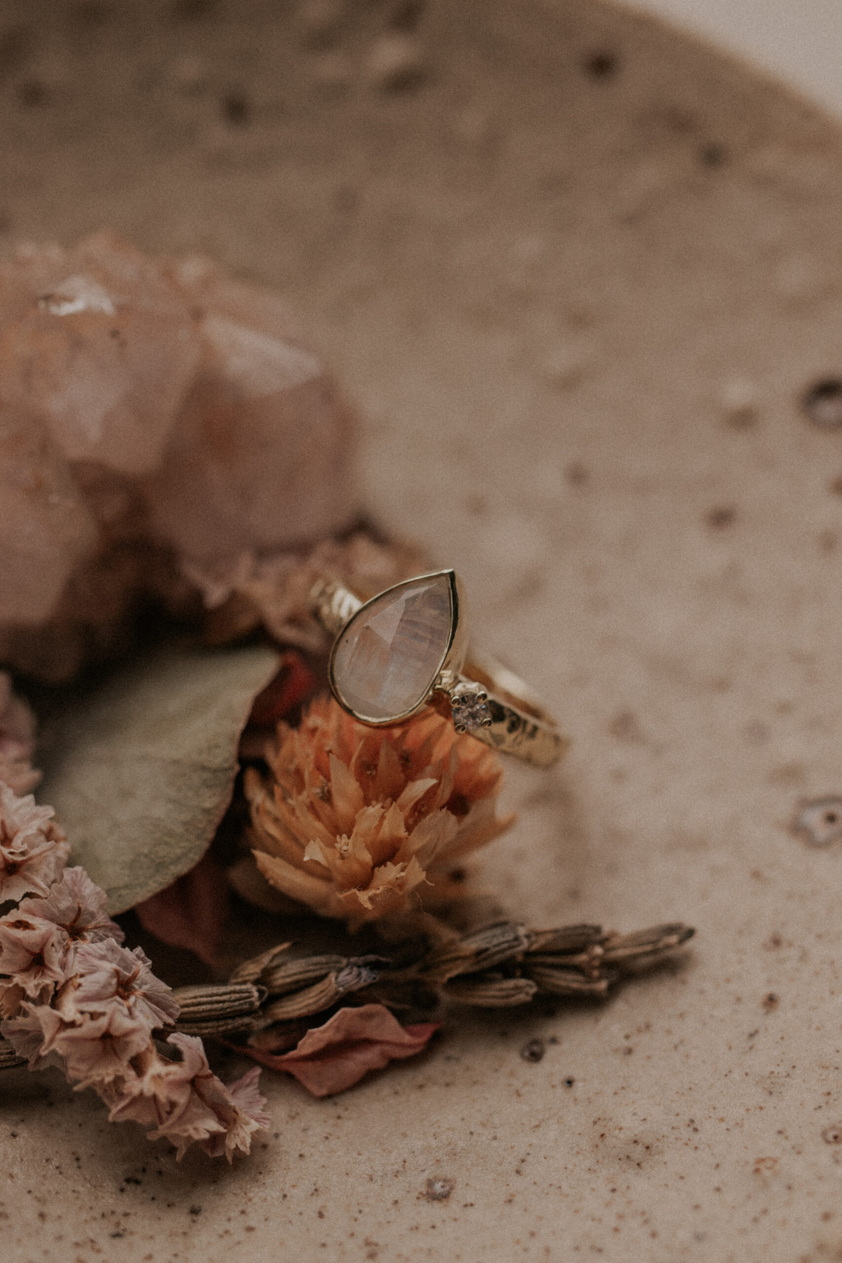 Ring met bijzondere maandsteen