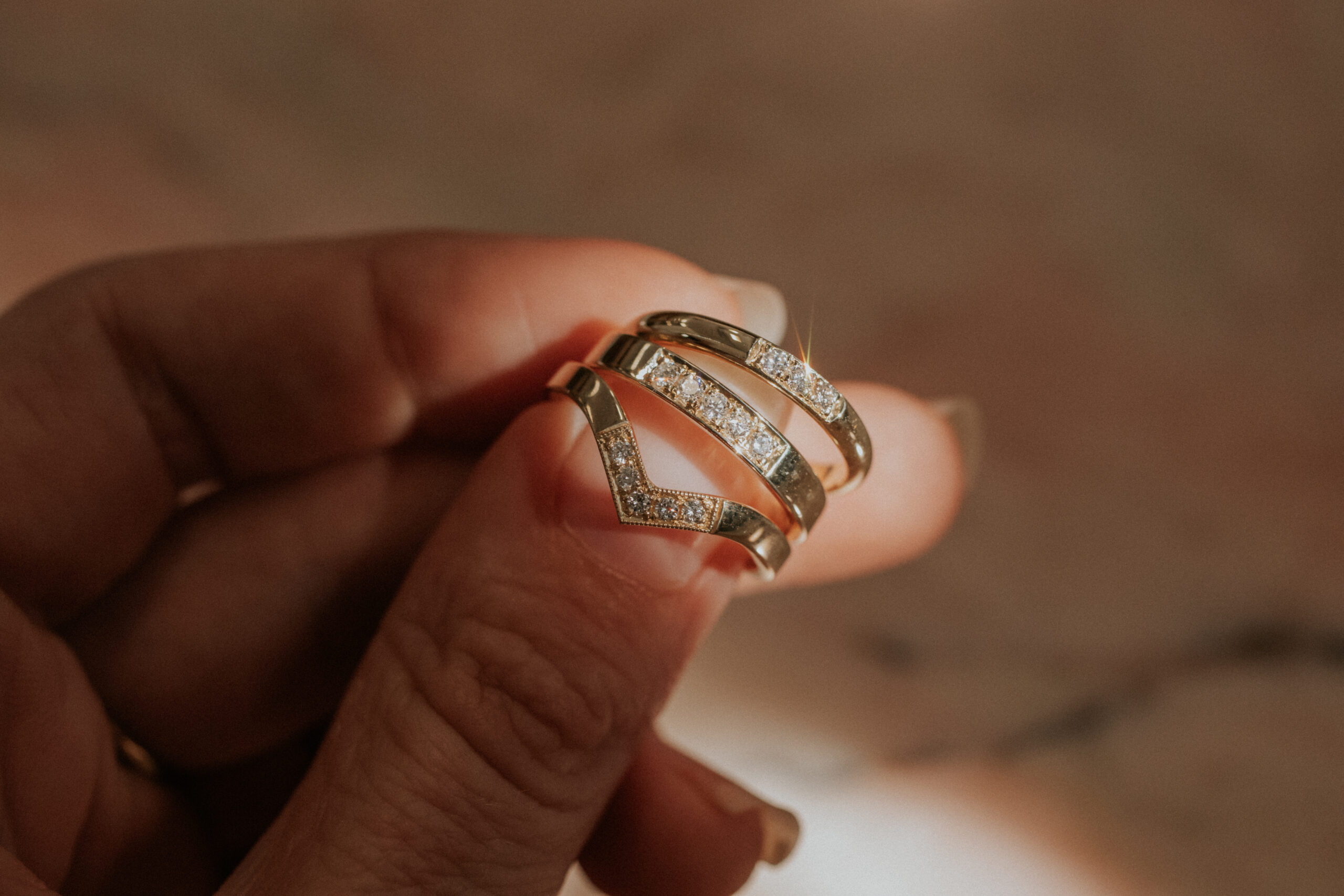 drie sprankelende diamanten ringen in direct zonlicht