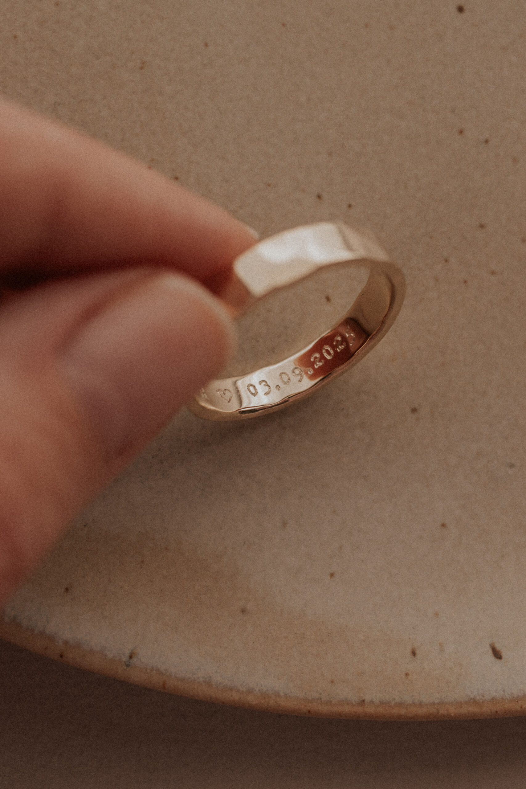 Persoonlijke gravure in gouden ring