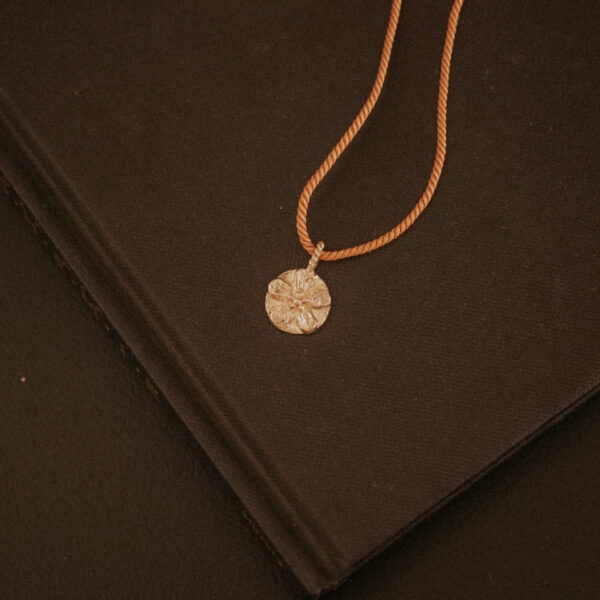 Forget-Me-Not Charm met Satijnkoord - Brass/Messing