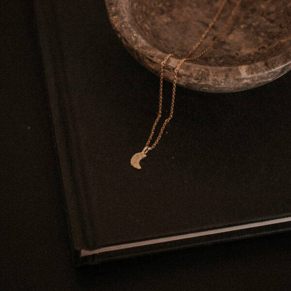 Moon Charm met Facetketting of Satijnkoord - Brass/Messing