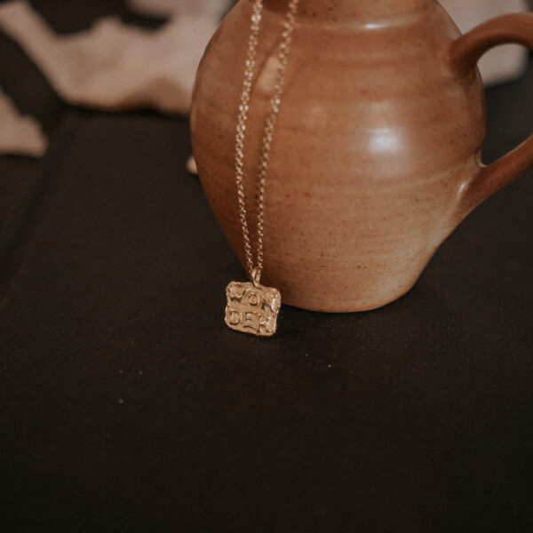 Wonder Charm met Ankerketting of Satijnkoord - Brass/Messing