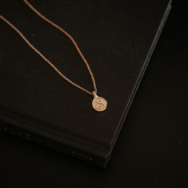 Balance of Nature Charm met Ankerketting of Satijnkoord - Brass/Messing