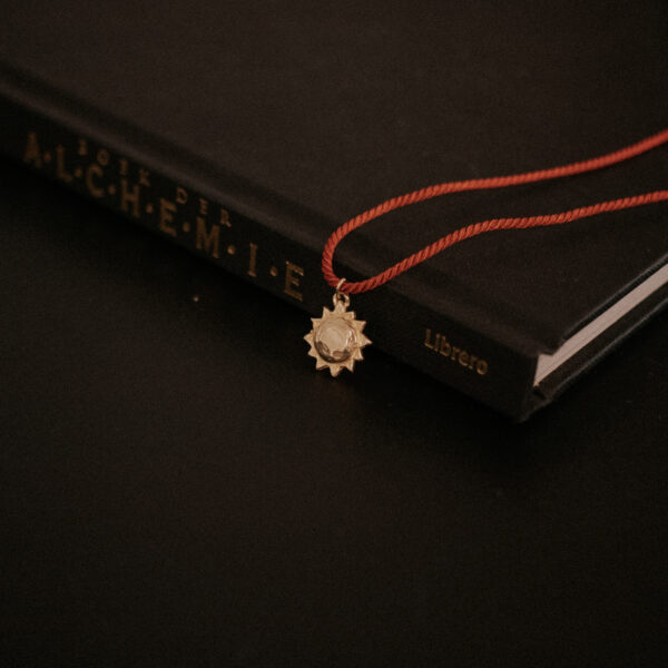 Sun Charm met Ankerketting of Satijnkoord - Brass/Messing