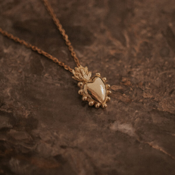 Sacred Heart Charm met Facetketting of Satijnkoord - Brass/Messing