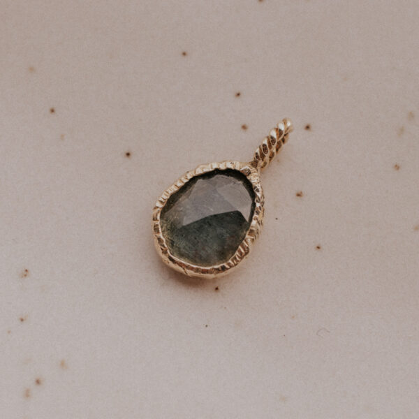 Kyaniet hanger - Brass/Messing