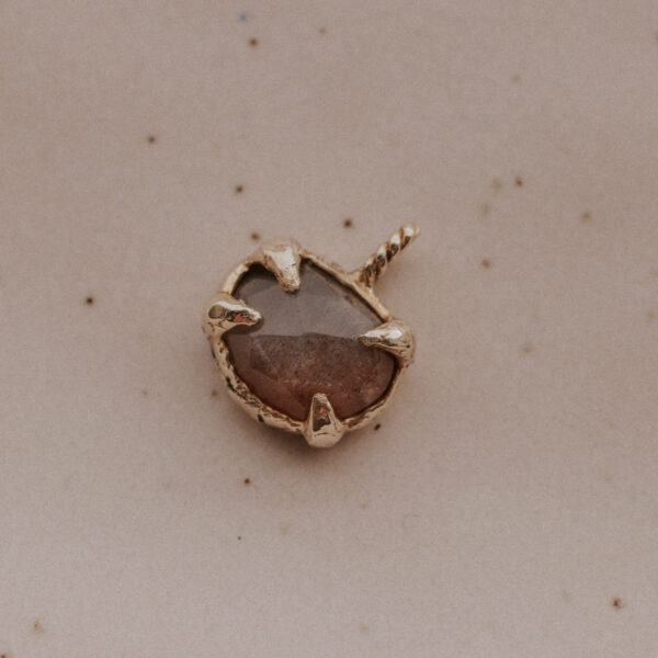 Perzik maansteen hanger - Brass/Messing