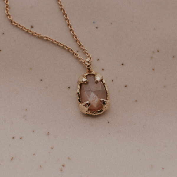 Perzik maansteen ketting - Brass/Messing