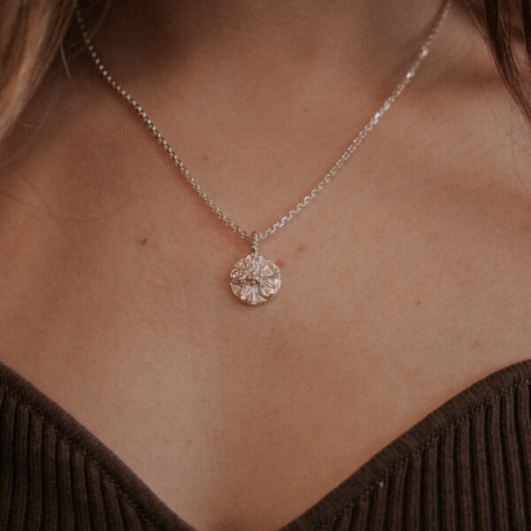 Forget-Me-Not Charm aan Facet ketting - Zilver