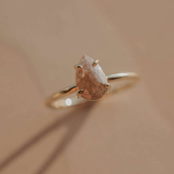 Ring met peer diamant in pootjes zetting - 14k goud