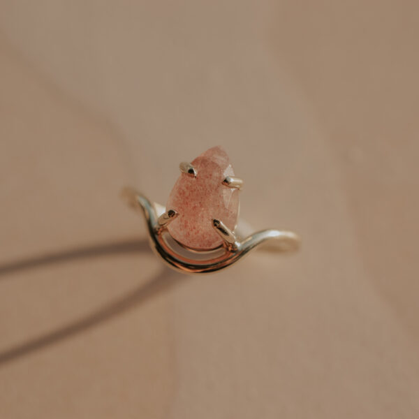 Curve ring met druppel aardbei kwarts - 14k Gold