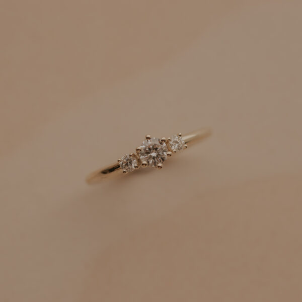 Ring met drie (labratorium) briljanten - 14k geelgoud