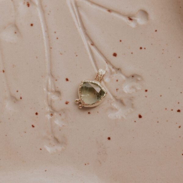 Augustus geboortesteen | Peridoot bedel met dots – 14k goud