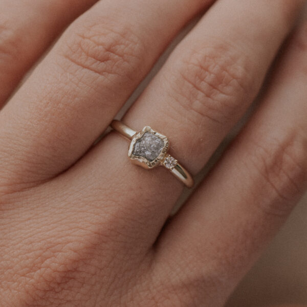 Halfronde ring met ruwe diamant en briljant - 14k goud