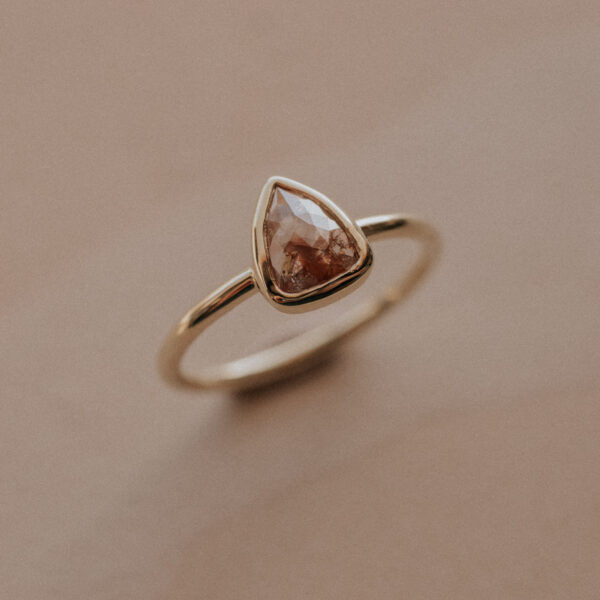 Ronde ring met perzik druppel diamant - 14k goud